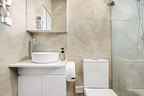 Bilik mandi di Double Room in Belmore - Ideal Stay with Great Convenience - Shared Bathroom