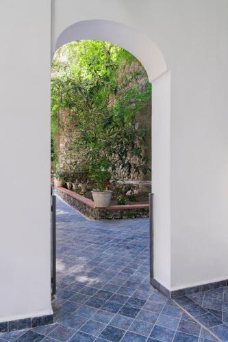 an archway in a building with a plant at Villa Carrino Twin in Positano