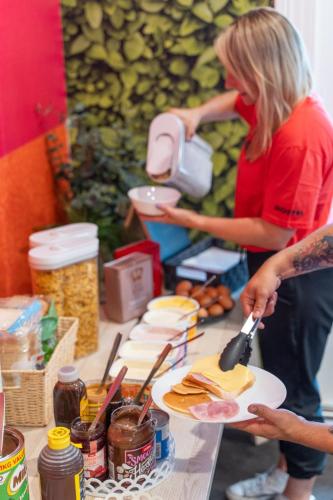 Jídlo v hostelu nebo okolí