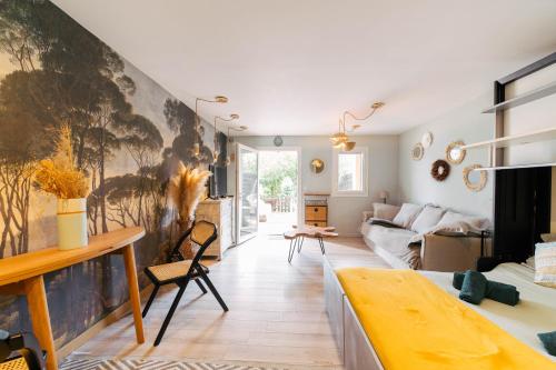 - un salon orné d'une grande peinture murale dans l'établissement Nid Bohème en Provence Calme & Terrasse Zen, à Lorgues