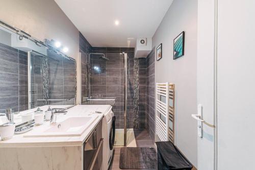a bathroom with a sink and a shower at Nid Bohème en Provence Calme & Terrasse Zen in Lorgues