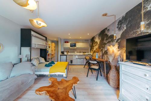 a living room with a couch and a dining room at Nid Bohème en Provence Calme & Terrasse Zen in Lorgues