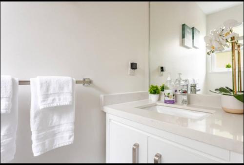 Un baño de Entire 2 Bedrooms 2 bathrooms private suite in Coquitlam