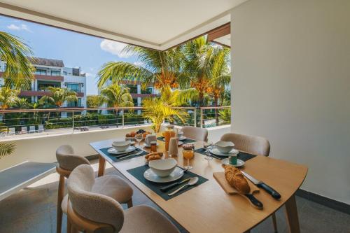 モン・ショワジーにあるLuxury Apt - Stunning Pool View - Beaches 2 minのダイニングルーム(テーブル、椅子付)、バルコニー