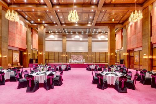 Εστιατόριο ή άλλο μέρος για φαγητό στο Pearl Continental Hotel Malam Jabba