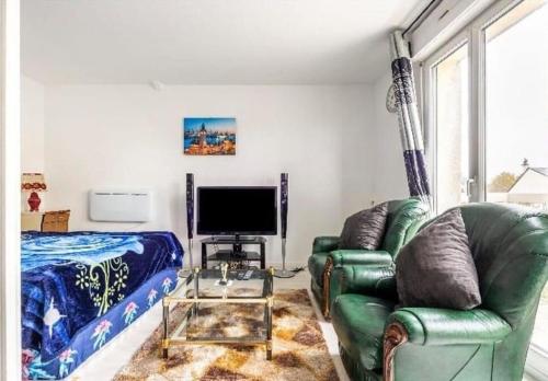 un salon avec un canapé, une télévision et un lit dans l'établissement Studio Appartment with Office wifi parking balcony, à Pierrefitte-sur-Seine