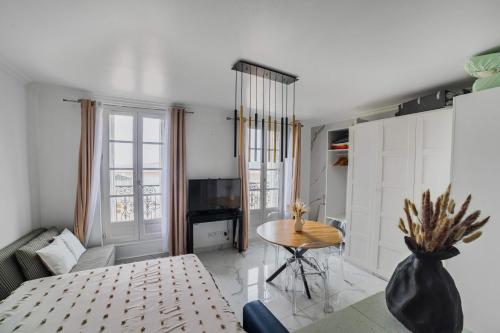 un salon avec une table et un canapé dans l'établissement Appartement luxueux à la joliette avec vue Mer, à Marseille