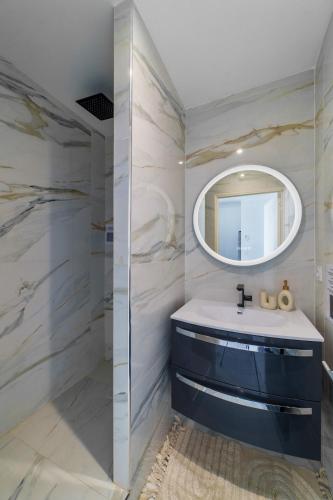 une salle de bain avec un lavabo et un miroir dans l'établissement Appartement luxueux à la joliette avec vue Mer, à Marseille