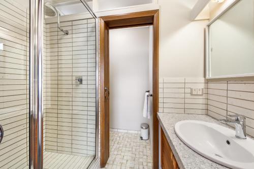 een badkamer met een wastafel en een douche bij Pontresina 1 in Falls Creek