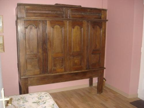 une armoire en bois dans l'angle d'une pièce dans l'établissement Sea View Apartment, à Carnac
