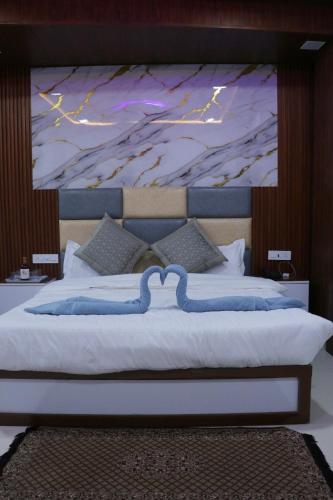 Una cama o camas en una habitación de Hotel Sunrise In