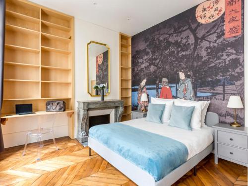 une chambre avec un lit et une cheminée dans l'établissement Merveil - Family Suite - Opera - Castellane, à Paris