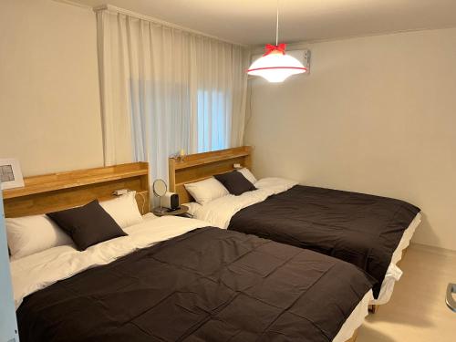 Postel nebo postele na pokoji v ubytování Ttukseom station Cozy Apartment 3R4QB8PPL SMenter Han river