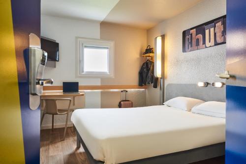 Кровать или кровати в номере ibis budget Versailles Chateau Saint cyr l'Ecole