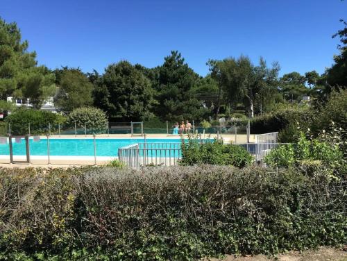 - une piscine dans un parc arboré dans l'établissement Maison en résidence avec piscine à 3m de la plage, à Carnac