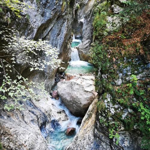 a stream of water flowing through a rocky mountain at Binter Haus -Rattendorf in Rattendorf