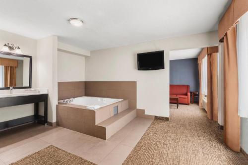 Letto o letti in una camera di Comfort Inn & Suites Vancouver Downtown City Center
