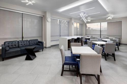 Гостиная зона в La Quinta by Wyndham Houston Stafford Sugarland