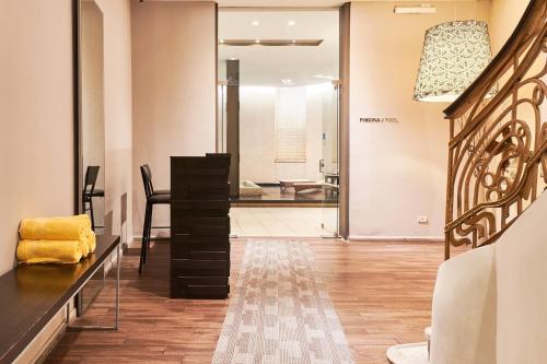 a living room with a table and a mirror at Esplendor by Wyndham Savoy Rosario in Rosario