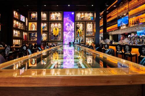 a bar at a restaurant with clocks on the counter at Esplendor by Wyndham Savoy Rosario in Rosario