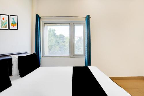 Ένα ή περισσότερα κρεβάτια σε δωμάτιο στο Hotel O Shri Bankey Bihari Hotel