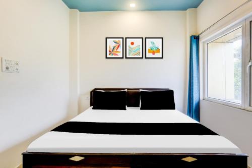 Ένα ή περισσότερα κρεβάτια σε δωμάτιο στο Hotel O Shri Bankey Bihari Hotel