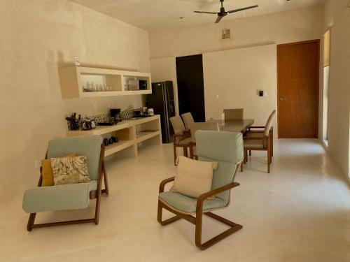 Una cocina y un comedor con mesa y sillas. en Casa Palma, en Campeche