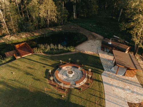 Taman di luar Villa Lakstīgalas Charm
