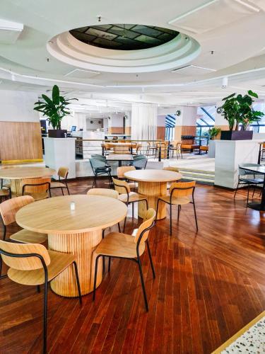 a restaurant with tables and chairs in a building at Holiday Club Katinkulta in Vuokatti