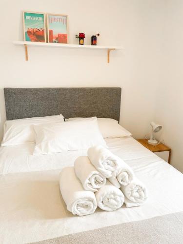 un lit avec des serviettes blanches dessus dans l'établissement T2 Saint Cyprien proche de la mer, à Lecci