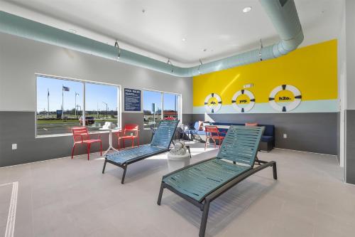 a waiting room with two chairs and a table at Tru By Hilton Cape Girardeau in Cape Girardeau