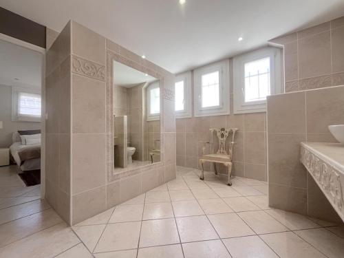 une salle de bain avec une baignoire, un lavabo et un miroir dans l'établissement Charming villa with pool, à Montpellier