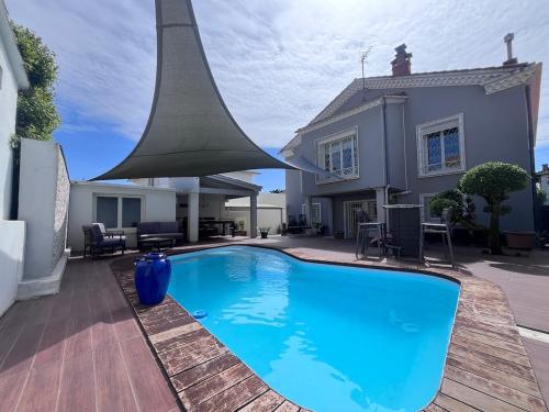 une piscine devant une maison dans l'établissement Charming villa with pool, à Montpellier