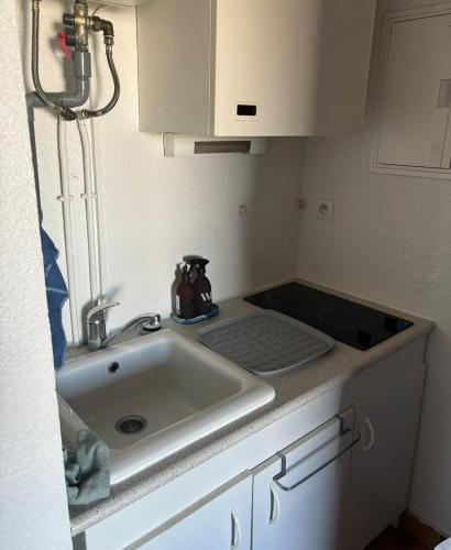 un comptoir de cuisine avec un évier dans une cuisine dans l'établissement Studio cap d Agde Port Richelieu 4 centre port, au Cap d'Agde