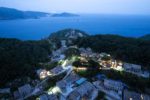 an aerial view of a town in the middle of the water at 平潭游记猫头墘古村落 in Pingtan