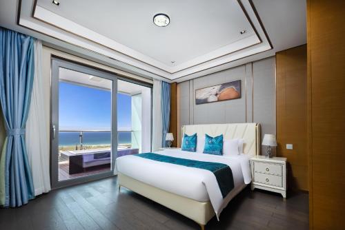 Postel nebo postele na pokoji v ubytování Sanya Haitang Bay Genting Seaview Sky Hotel