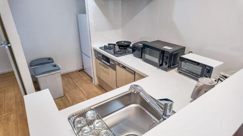 Kuchyň nebo kuchyňský kout v ubytování Little Planet Kyobashi Osaka Castle park for eight people free parking