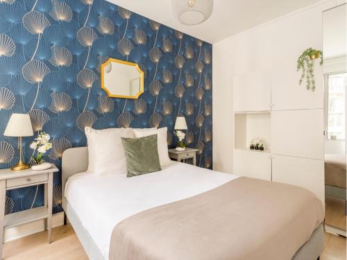 une chambre avec un lit et un mur bleu dans l'établissement Merveil - Family Suite - Louvre - Aboukir VIII, à Paris