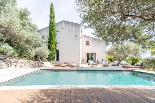 une piscine devant une maison dans l'établissement Maison Tizzano, à Marseille