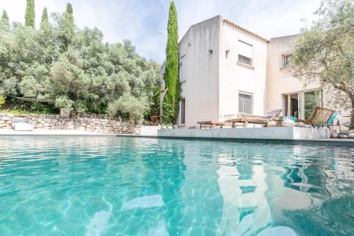 une piscine devant une maison dans l'établissement Maison Tizzano, à Marseille