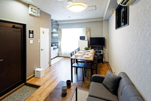 名古屋市にあるSakae and Osu are also nearby! Enjoy Nagoya sightseeing with a spacious stayのソファとテーブルのあるリビングルーム