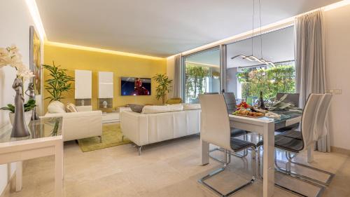VACATION MARBELLA I Royal Banus Apartment, Swimming-pool, Minutes from the Marina, The Beach and Luxury Shopping photo 2