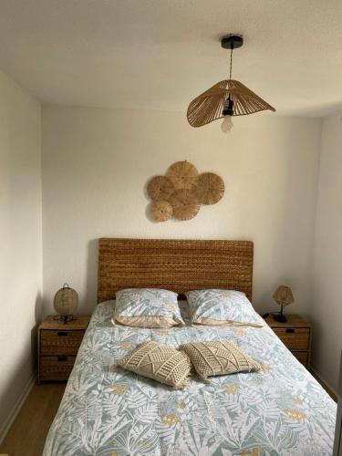 une chambre avec un lit avec deux oreillers dessus dans l'établissement Le Domaine du Préconil, à Sainte-Maxime