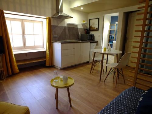 un salon avec une cuisine et une table et des chaises dans l'établissement Studio moderne au cœur du centre historique, à Avignon