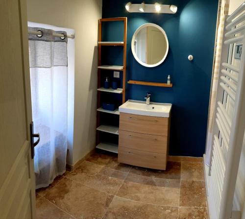 une salle de bain avec un lavabo et un miroir dans l'établissement Studio moderne au cœur du centre historique, à Avignon