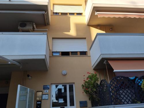 a building with a window and a door and a fence at Appartamento Elettra in Tortoreto Lido