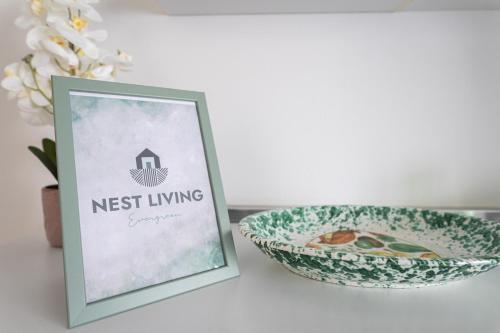 a bowl next to a sign next to a picture at NEST LIVING - Evergreen in Feletto Umberto