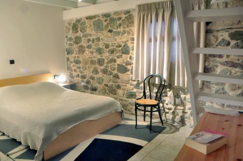 Letto o letti in una camera di Limni Stone Apartments