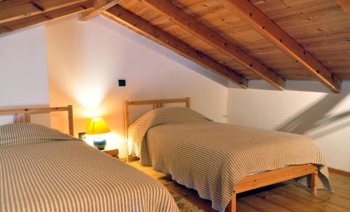 Letto o letti in una camera di Limni Stone Apartments