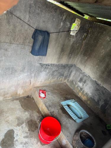Una vista aérea de una boca de incendios y un cubo rojo. en Farmhouse, en Kakarvitta